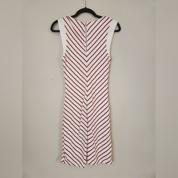 Small Tart Red and White Stripped Chevron Pattern Sleeveless Dress 😍 ✨️ - Picture 2 of 10